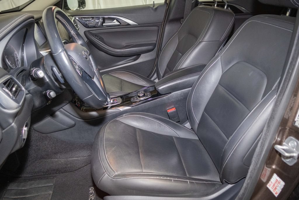 2017 INFINITI QX30 Luxury