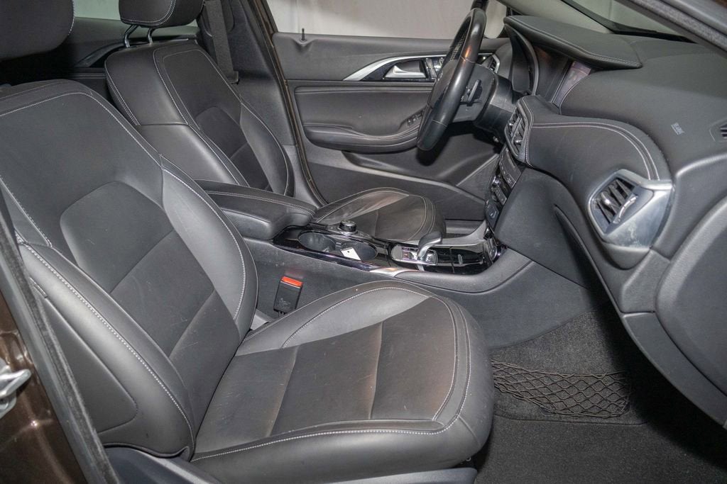 2017 INFINITI QX30 Luxury