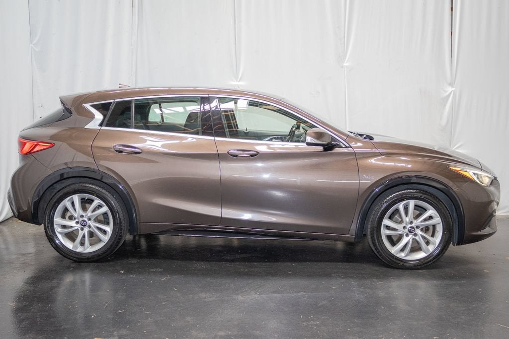 2017 INFINITI QX30 Luxury