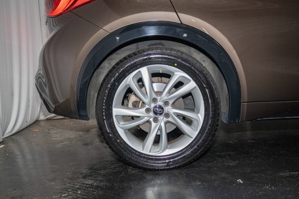 2017 INFINITI QX30 Luxury